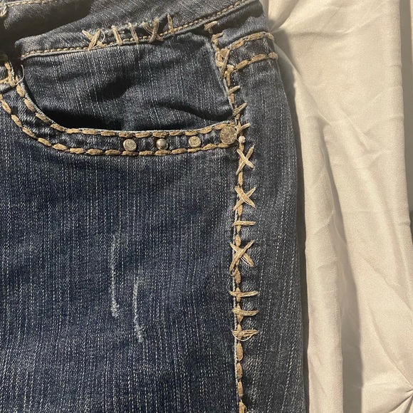 LA Idol distressed jeans with embellished back pockets - Picture 4 of 8